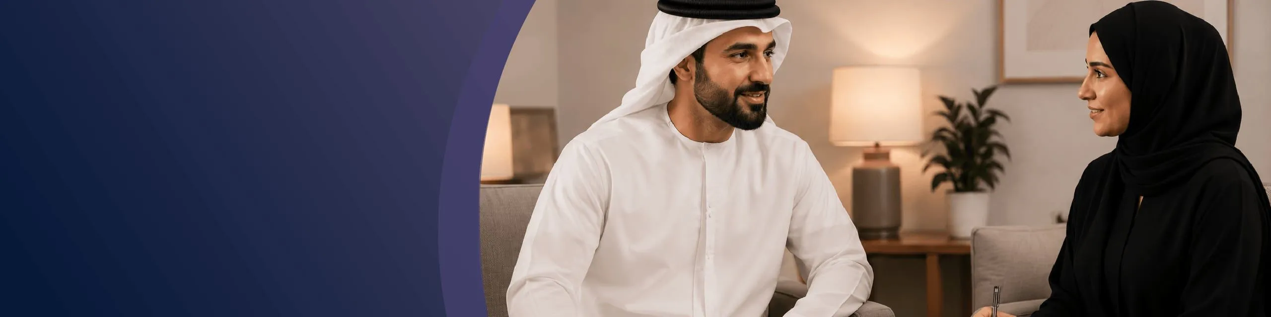 شخص بالغ يتحدث مع أحد أعضاء فريقنا
