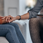 العمل مع طبيب نفسي متخصص وأخصائي نفسي سريري في أبوظبي: طريق نحو التوازن النفسي